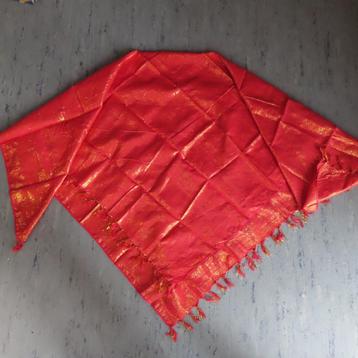 sjaal oranje met goudkleurig stiksel past evt. bij Sarong  beschikbaar voor biedingen
