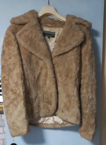 Mooi en warm lichtbruin nep bontjasje  beschikbaar voor biedingen