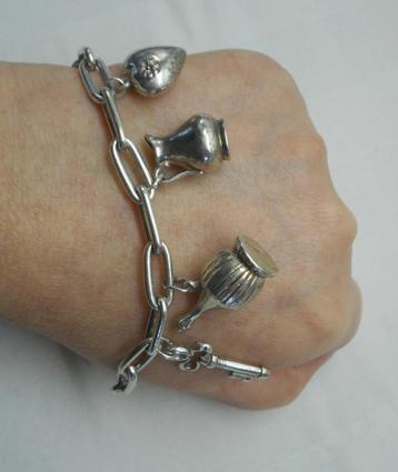 Zilveren armband met 7 vintage bedels nr.708 beschikbaar voor biedingen