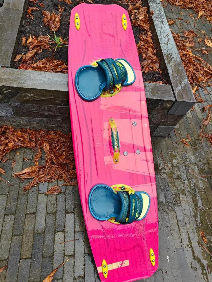 F-One Trax kiteboard 136x40,5 met bindingen en handle, Watersport en Boten, Kitesurfen, Gebruikt, Kiteboard, 4 m² of minder, Twintip