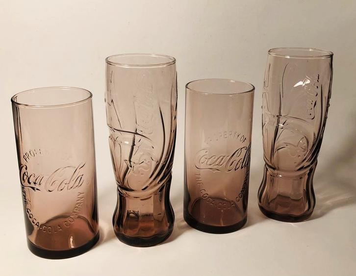 Een set van vier roze paars gekleurde Cola glazen, Verzamelen, Glas en Borrelglaasjes, Zo goed als nieuw, Frisdrankglas, Ophalen of Verzenden