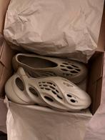 Adidas Yeezy Foam RNNR Sand maat 43, Ophalen of Verzenden, Nieuw, Overige kleuren