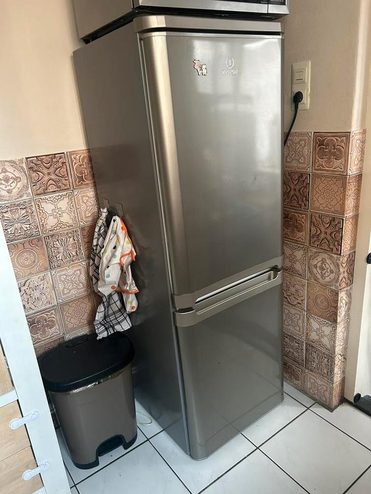 Indesit koelvriescombinatie NCAA 55 NX, Witgoed en Apparatuur, Koelkasten en IJskasten, Zo goed als nieuw, Met aparte vriezer