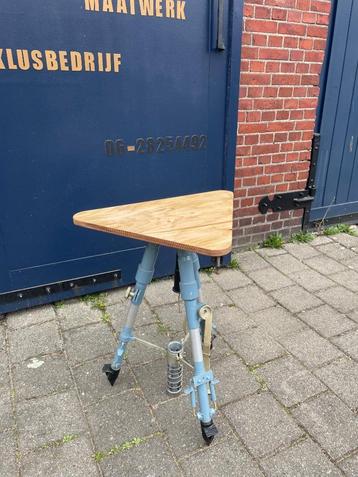Uniek vintage tafeltje op tripot in hoogte verstelbaar beschikbaar voor biedingen