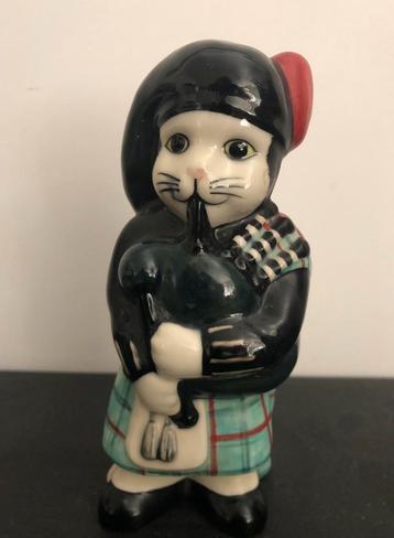 Keramiek / Quail Pottery ( UK ) : Beeld kat doedelzakspeler beschikbaar voor biedingen
