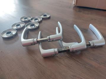 3 paar deurklinken met rozetjes beschikbaar voor biedingen