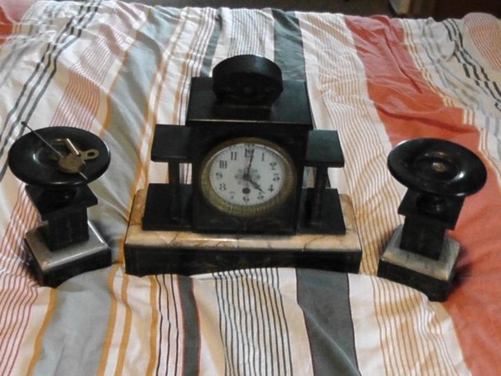 Marmeren klokkenstel met zijstukken,sleutel en slinger., Antiek en Kunst, Antiek | Klokken, Ophalen