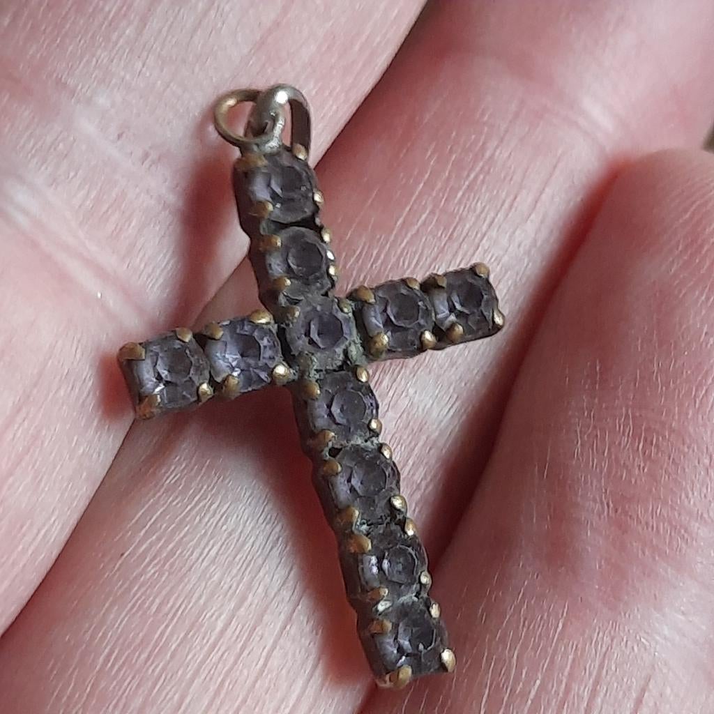 Roomd Katholiek Kruisje Crucifix met Amethistkleurige Strass, Verzenden, Zilver, Overige materialen, Kruis of Symbool