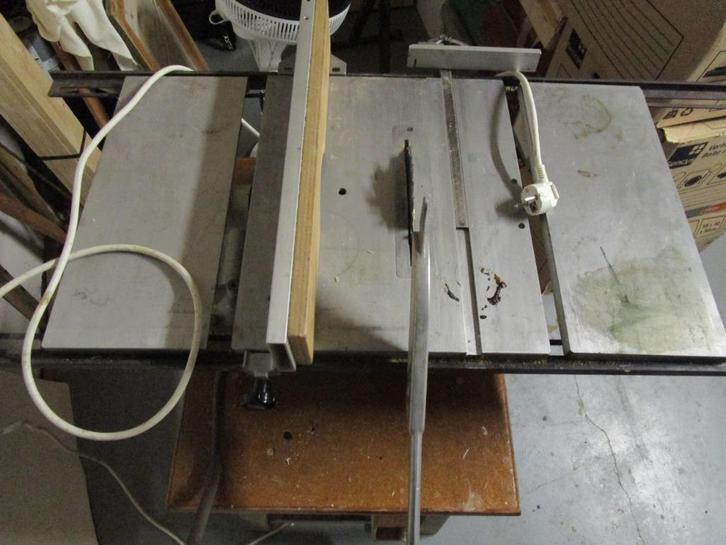 Zaagtafel met eigen gemaakte tafel en werkbank en 2 schagen, Doe-het-zelf en Verbouw, Werkbanken, Gebruikt, 70 tot 120 cm, Bankschroef