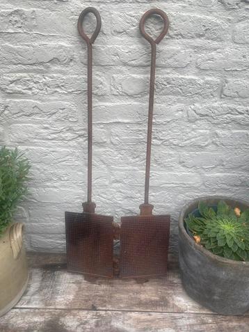 Oud gietijzeren wafelijzer beschikbaar voor biedingen