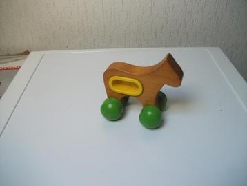 Houten paard op wielen beschikbaar voor biedingen