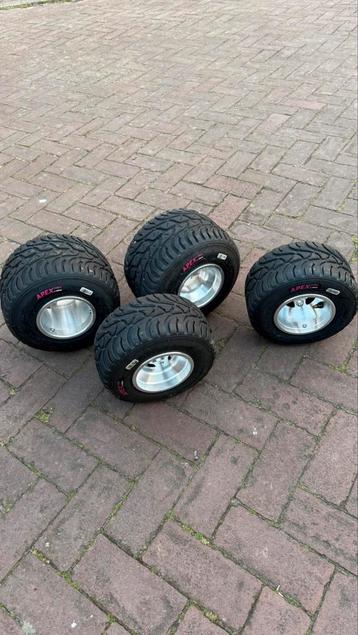 NIEUW: set aluminium velgen + Apex regenbanden beschikbaar voor biedingen