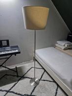 Zilveren vloerlamp met creme kleurige kap, Huis en Inrichting, Lampen | Vloerlampen, Ophalen, Zo goed als nieuw, 150 tot 200 cm
