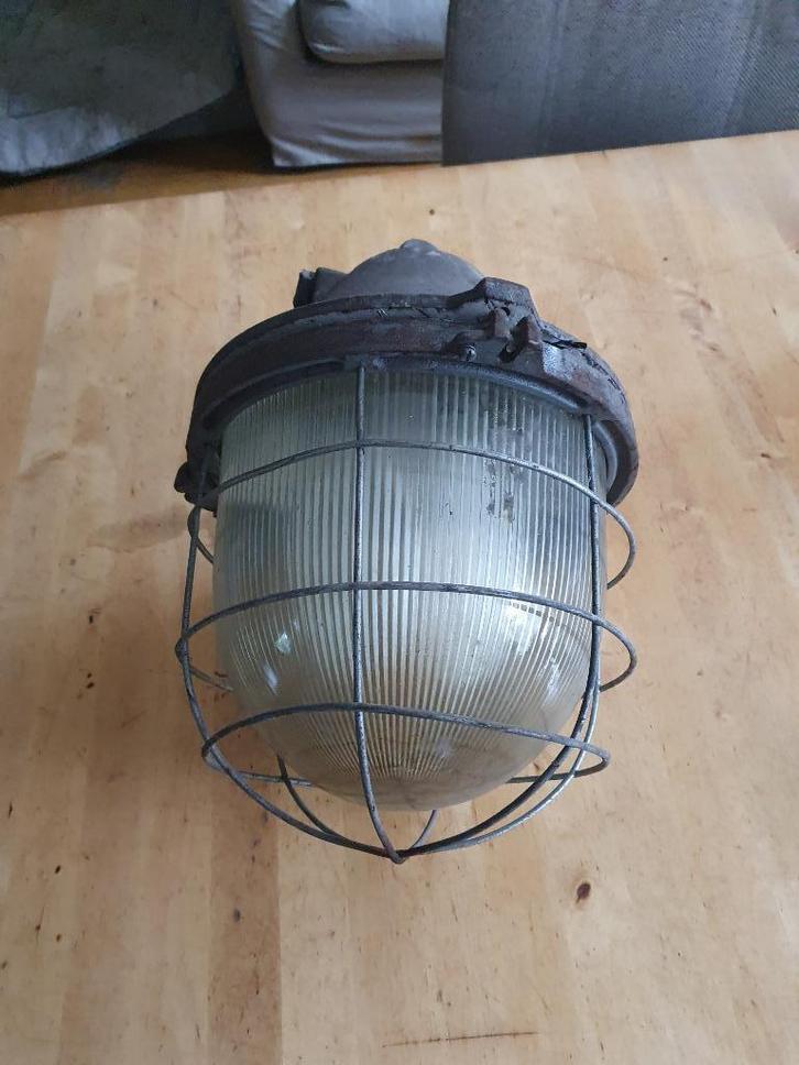 Mooie vintage industriele lampen uit Poolse fabriekshal, Huis en Inrichting, Lampen | Hanglampen, Gebruikt, 50 tot 75 cm, Metaal
