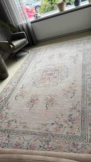 Vloerkleed  vintage in zachte kleuren beschikbaar voor biedingen