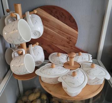 Prachtige 2 delige set hout en servies  beschikbaar voor biedingen