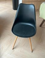 4 zwarte kuipstoelen met houten poten, Huis en Inrichting, Hout, Gebruikt, Zwart, Ophalen of Verzenden