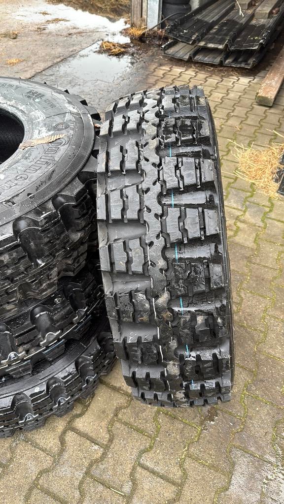 Banden 12,5 R 20 continental 335 80 R 20, Ophalen of Verzenden