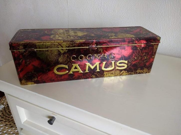 Leeg Cognac blik Camus V.S.O.P. in rood en goud rechthoekig, Verzamelen, Blikken, Nieuw, Overige, Overige merken, Ophalen of Verzenden