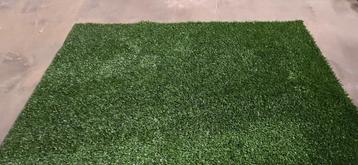 Kunstgras, professionele kwaliteit, 4 mtr. en 2 mtr. breed beschikbaar voor biedingen
