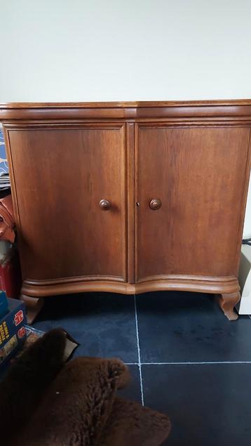 Antieke Vintage Eiken Kast met Gebogen Deuren beschikbaar voor biedingen