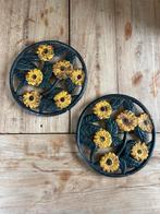 Twee ijzeren onderzetters met bloemmotief, Huis en Inrichting, Ophalen, Gebruikt, Pot of Pan