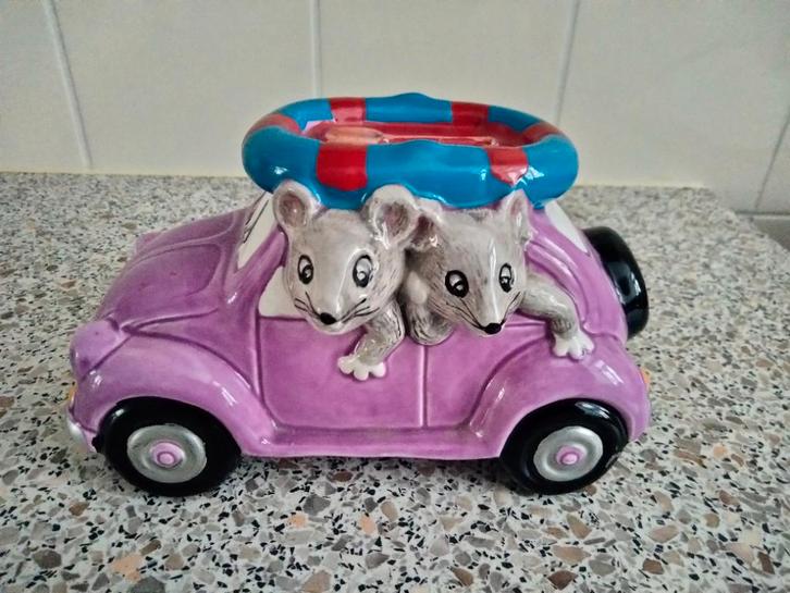 Spaarpot Volkswagen kever met muisjes., Verzamelen, Spaarpotten, Zo goed als nieuw, Vervoermiddel, Steen, Aardewerk of Keramiek
