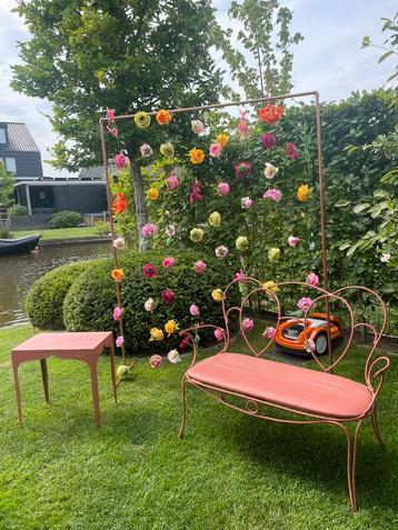 Trouwdecoratie, backdrop, zijden bloemenslinger, trouwbankje beschikbaar voor biedingen