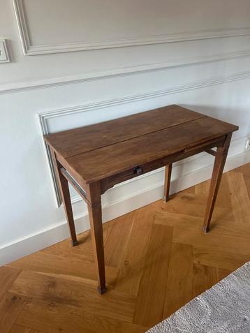 Antieke houten tafel met lade beschikbaar voor biedingen