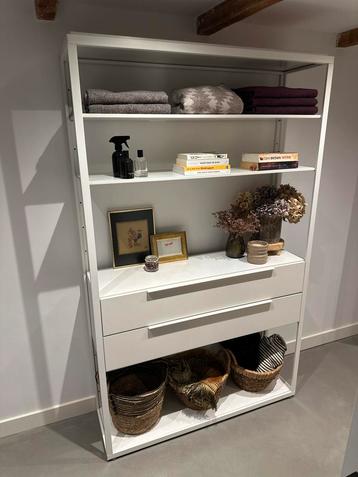 White Cabinet with shelves and drawers beschikbaar voor biedingen