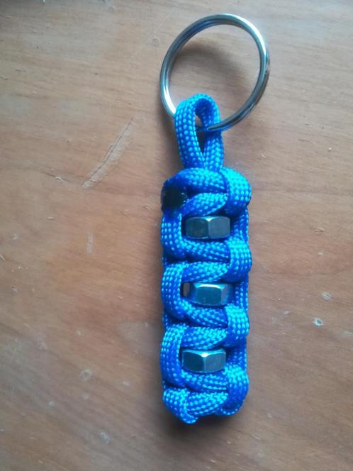 Stoere sleutelhanger met blinkende moeren. van Paracord., Verzamelen, Sleutelhangers, Nieuw, Sport, Ophalen of Verzenden