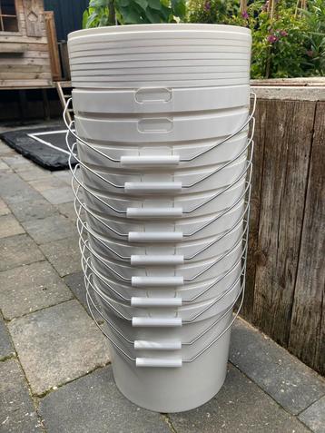 NIEUWE emmers incl. deksel beschikbaar voor biedingen