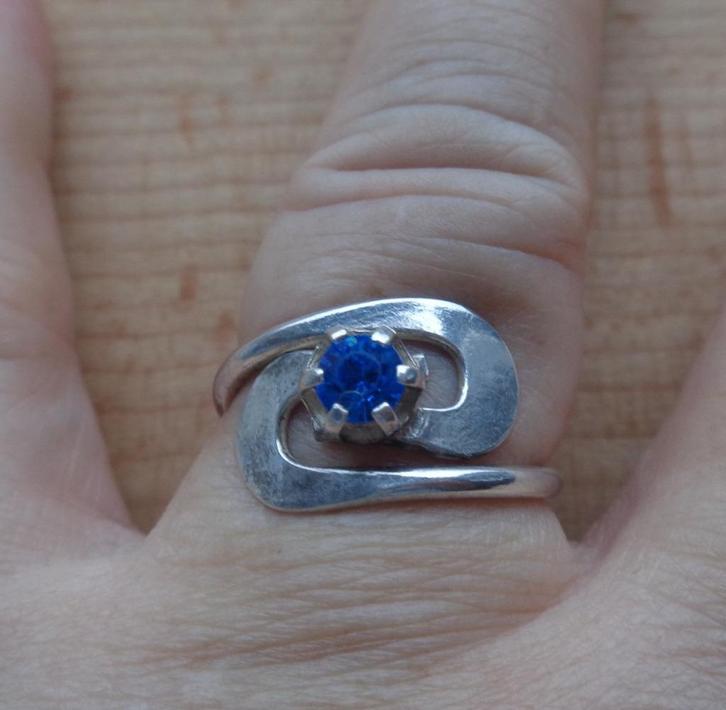 zilveren design ring met hel blauw steentje [1151], Sieraden, Tassen en Uiterlijk, Ringen, Zo goed als nieuw, Dame, 17 tot 18