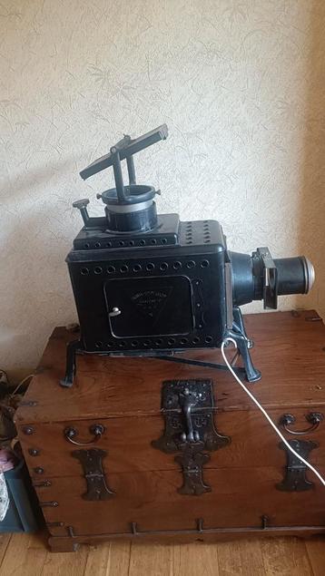 Antieke Toverlantaarn / Diaprojector beschikbaar voor biedingen