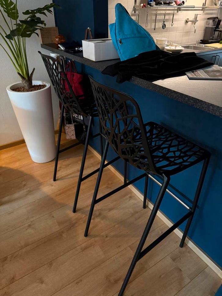 2x Forest Barkruk Hoge Rug by Fast kleur zwart, Huis en Inrichting, Stoelen, Zo goed als nieuw, Twee, Metaal, Zwart, Ophalen
