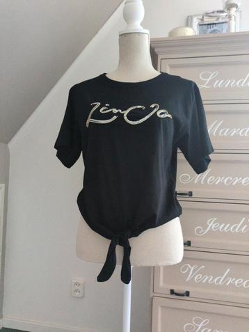 Prachtig t shirt met sierlijk knoop detail. beschikbaar voor biedingen