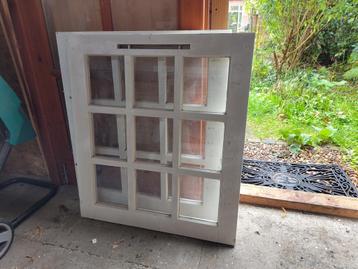 Twee massieve houten kozijnen met enkel glas, 66x74cm beschikbaar voor biedingen