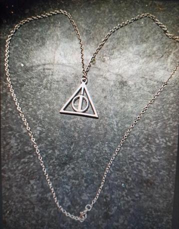 Harry Potter ketting met hanger, de 3 relieken. beschikbaar voor biedingen