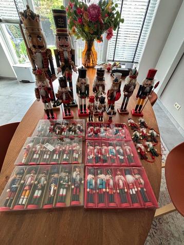 Grote notenkrakercollectie – klassieke kerstdecoratie beschikbaar voor biedingen