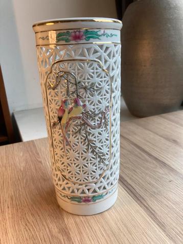 Chinese porseleinen lantaarn vaas beschikbaar voor biedingen