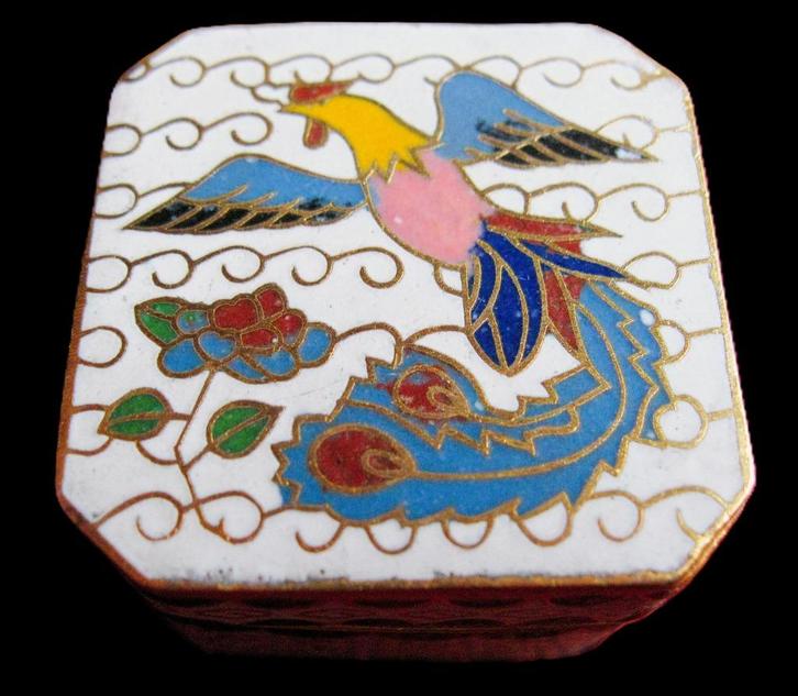 Aparte pillendoos met witte email cloisonné., Antiek en Kunst, Kunst | Niet-Westerse kunst, Ophalen