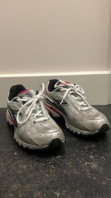 Diadora Mythos Sneaker in zilver beschikbaar voor biedingen