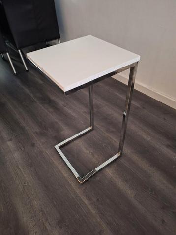 Witte Bijzettafel met Zilveren Poot beschikbaar voor biedingen