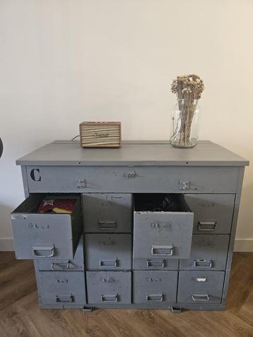 Vintage stalen ladekast uit leger met 12 lades en 1 klep beschikbaar voor biedingen