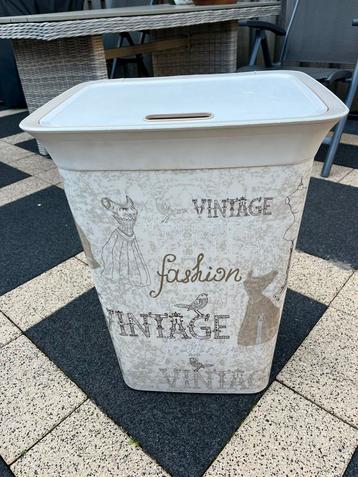 Vintage Wasmand met Deksel beschikbaar voor biedingen