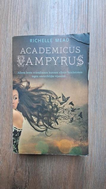 Academicus Vampyrus - Richelle Mead beschikbaar voor biedingen