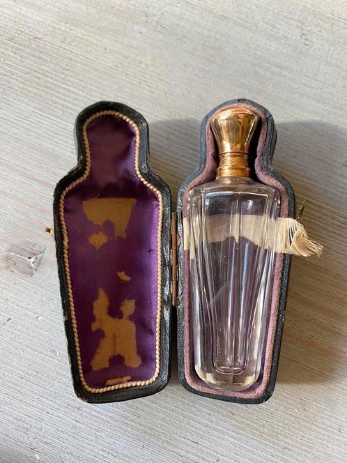 Antiek odeurflesje parfumflesje met gouden dop in foedraal, Antiek en Kunst, Antiek | Goud en Zilver, Goud, Verzenden