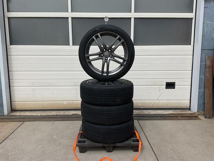 Hyundai - Kona + EV. M + S. Winterset. 235 - 45 - 19., Auto-onderdelen, Banden en Velgen, Banden en Velgen, Winterbanden, 19 inch