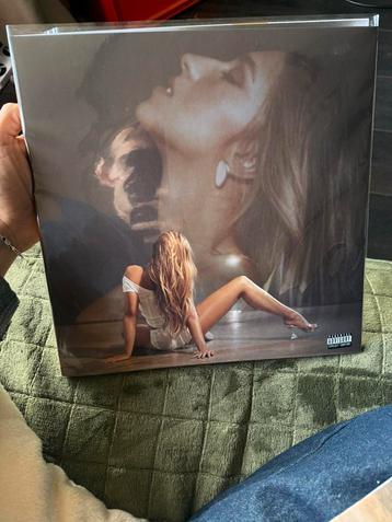 Gesigneerde/Signed Tate Mcrae Vinyl “So Close To What” beschikbaar voor biedingen