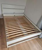 Bed met bijhorend nachtkastje van ikea, Huis en Inrichting, Ophalen, Overige materialen, Gebruikt, Wit